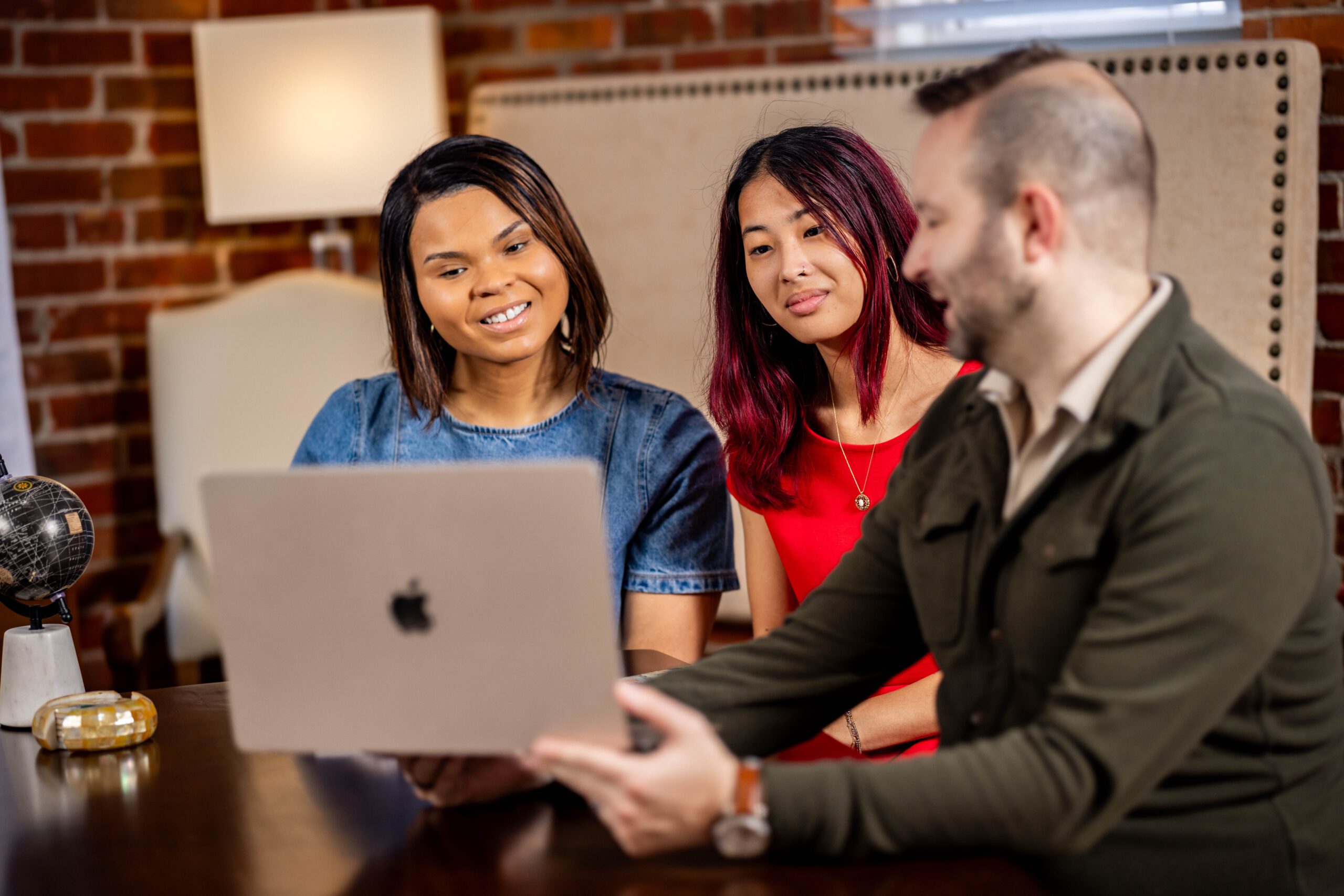 Clients smiling working with their CARTE ATLAS Advisor