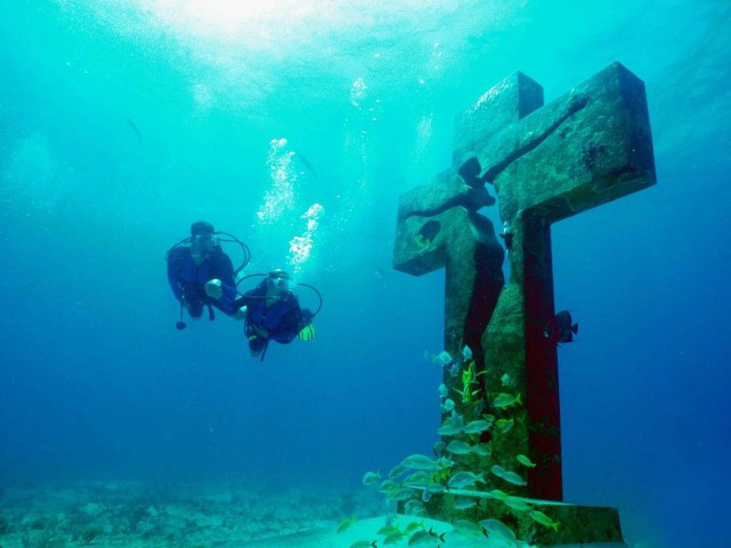 La Cruz de la Bahia underwater cross memorial Isla Mujeres